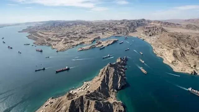 بعد ساعات من فتحه.. إيران تهدد بإعادة إغلاق مضيق هرمز